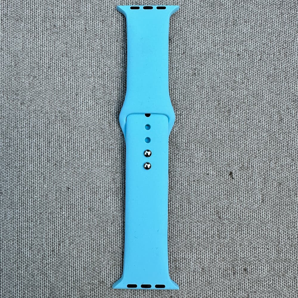 Ремінець силіконовий для Apple Watch 2/3/4/4/5/6/7/8/9/9/SE, 42/44/45мм з металевою кнопкою Light Blue – фото, відгуки, характеристики в інтернет-магазині MoreKitov від продавця: MRK МРК| Купити в Україні: Києві, Харкові, Львові