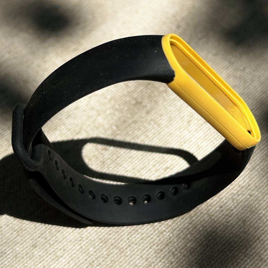 Ремінець силіконовий MRK Double Color для фітнесу браслета Xiaomi Mi Band 5/6 з металевою кнопкою Чорно-жовтий Double Color – фото, відгуки, характеристики в інтернет-магазині MoreKitov від продавця: MRK МРК| Купити в Україні: Києві, Харкові, Львові