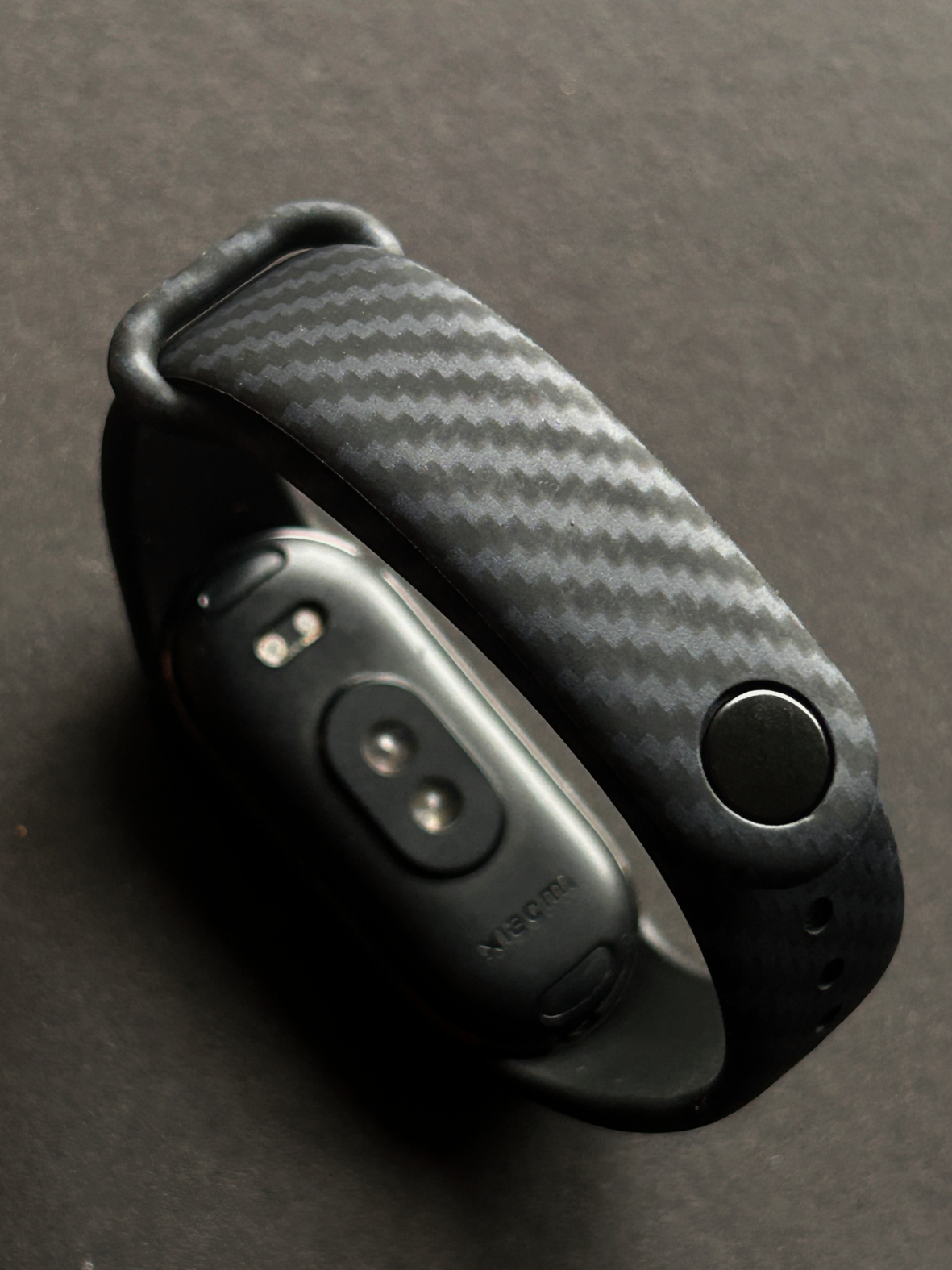 Силіконовий ремінець з малюнком Silver Carbon Print MRK для фітнес браслета Xiaomi Mi Band 8/9/10 з металевим кріпленням + металева кнопка