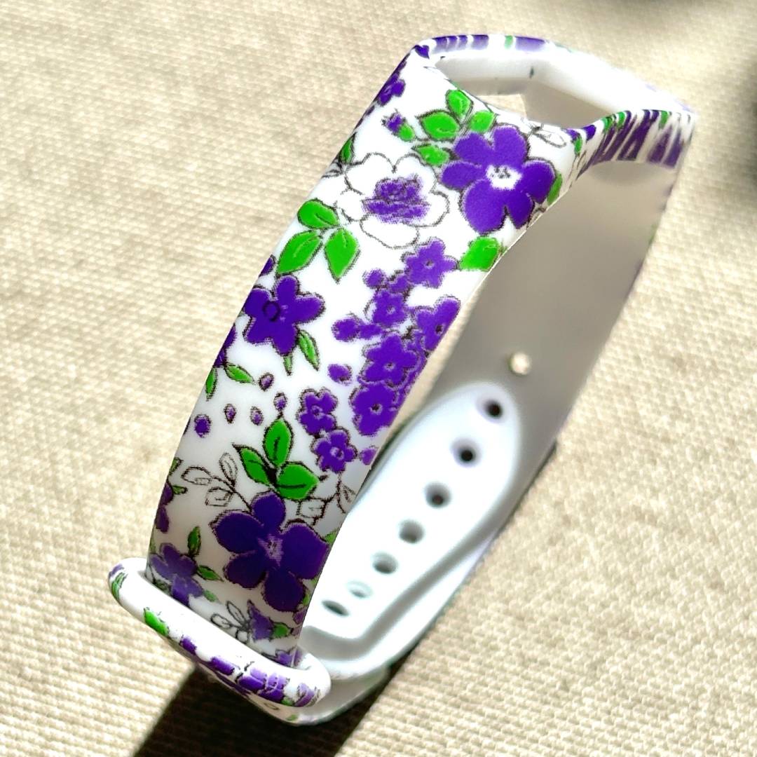 Ремінець силіконовий MRK із дизайнерським принтом Violet Flowers для фітнес браслета Xiaomi Mi Band 5/6 з металевою кнопкою Violet Flowers – фото, відгуки, характеристики в інтернет-магазині MoreKitov від продавця: MRK МРК| Купити в Україні: Києві, Харкові, Львові