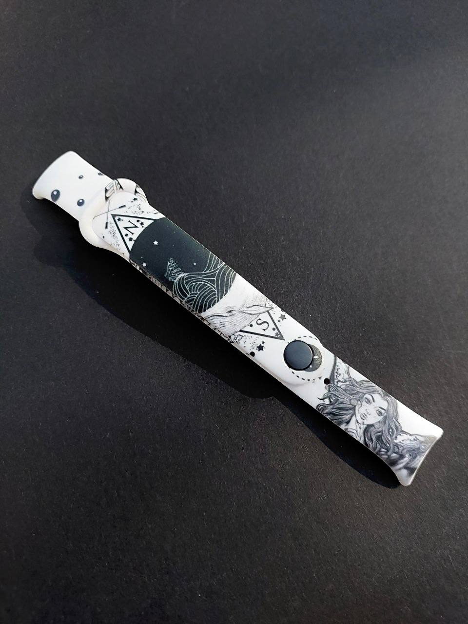 Силиконовый ремешок Original Design MiJobs для фитнеса браслета Xiaomi Mi Band 8/9 Tattoo Black Mermaid с металлическим креплением + металлическая кнопка – фото, отзывы, характеристики в интернет-магазине MoreKitov МореКитов от продавца: MRK МРК| Купить в Украине: Киеве, Харькове, Львове 3 Силиконовый ремешок Original Design MiJobs для фитнеса браслета Xiaomi Mi Band 8/9 Tattoo Black Mermaid с металлическим креплением + металлическая кнопка – фото, отзывы, характеристики в интернет-магазине MoreKitov МореКитов от продавца: MRK МРК| Купить в Украине: Киеве, Харькове, Львове 3