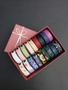 Комплект силиконовых ремешков для Xiaomi Mi Band 3/4/5/6/7 Present ForU в праздничной коробочке (18 ремешков + 10 металических кнопок)