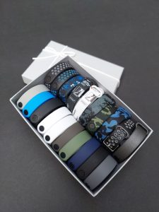 Комплект силиконовых ремешков мужской для Xiaomi Mi Band 3/4/5/6/7 Present ForMan в праздничной коробочке (20 ремешков + 20 металических кнопок)